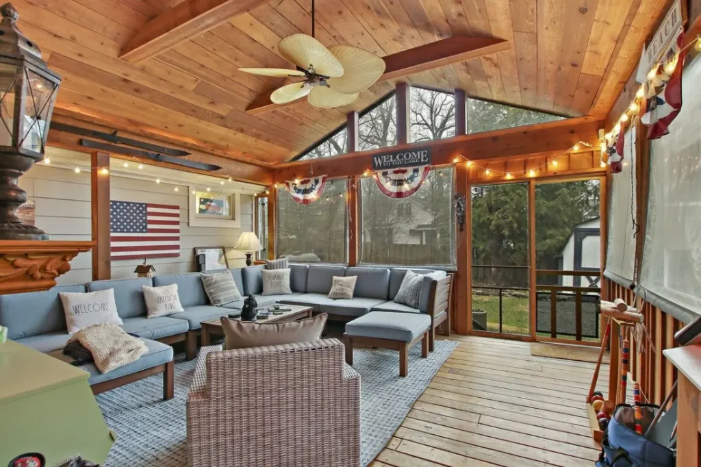  Screened-in porch
