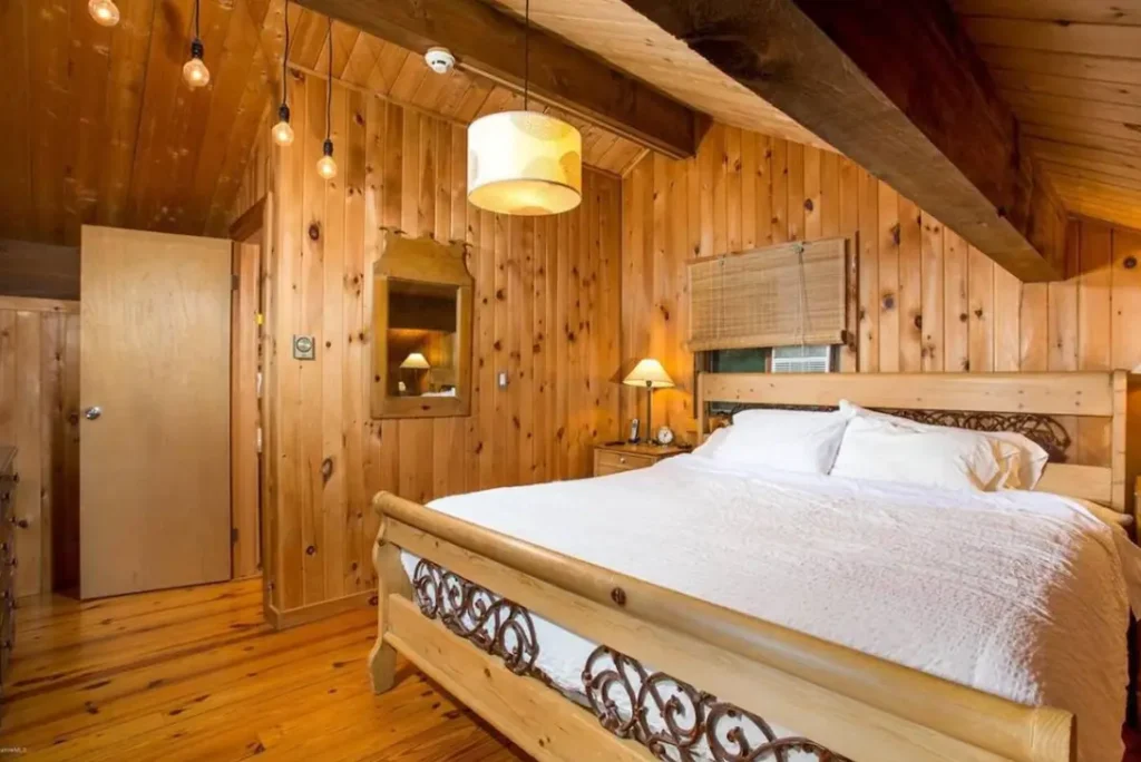 2nd floor loft bedroom with king bed, en suite bathroom and shower