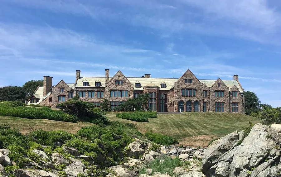 Cliff Walk Mansion
