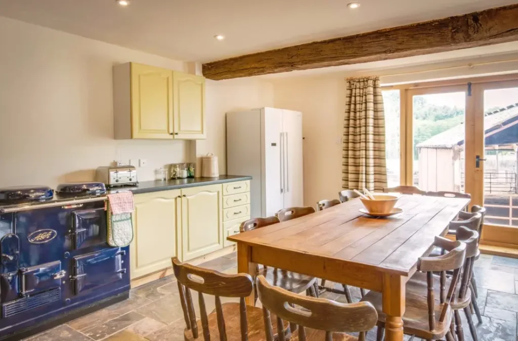 Spacious private kitchen