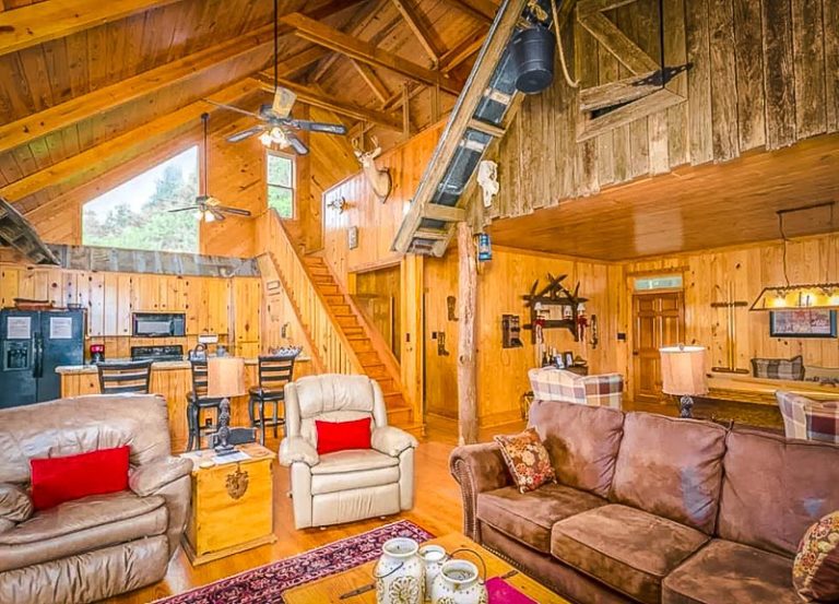 13 Best Airbnbs in Unique Treehouses, Cabins + More