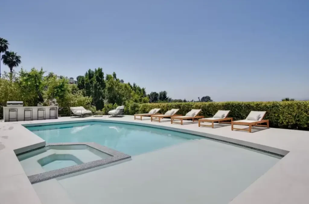 Jacuzzi Pool Day Beds