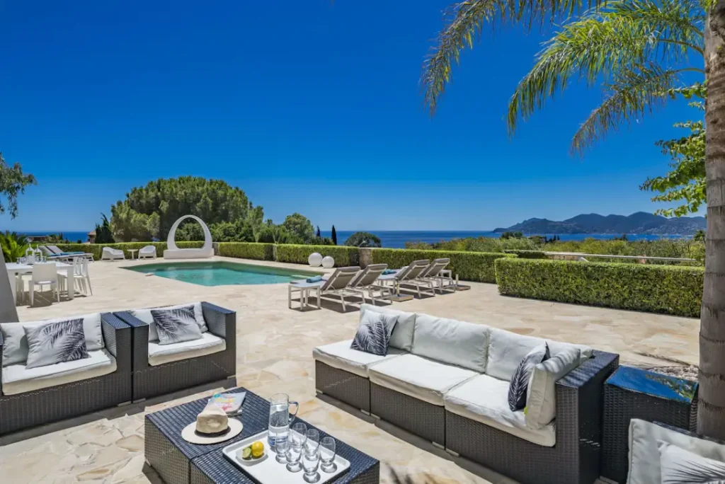 Terrace/patio with swimming pool