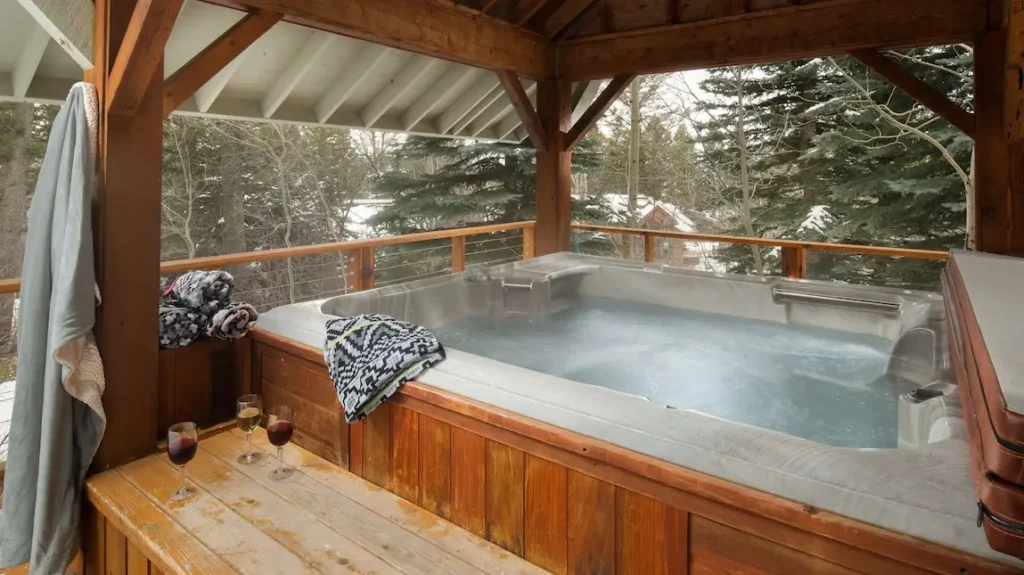 Outdoor spa tub