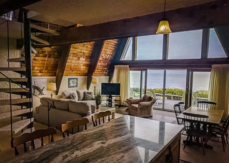 22 Coziest Airbnbs in Massachusetts (Treehouses + Cottages)