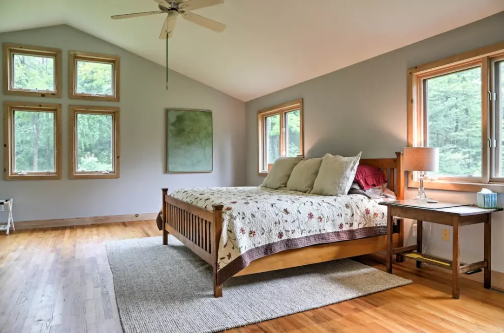 Room with a king size bed