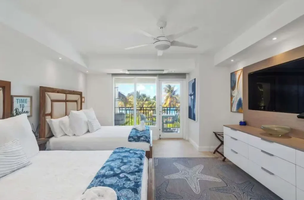 Two bed bedroom with Queen sized bed and balcony with spectacular view