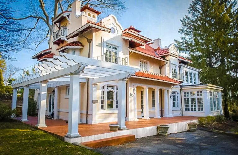 22 Coziest Airbnbs in Massachusetts (Treehouses + Cottages)