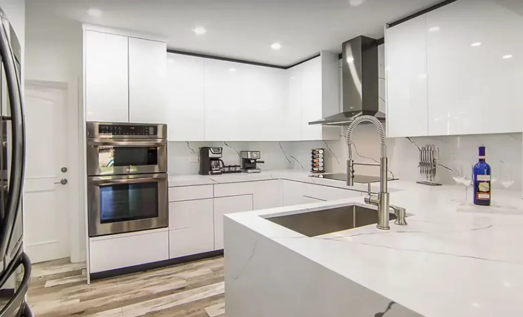 Modern and fully equipped kitchen