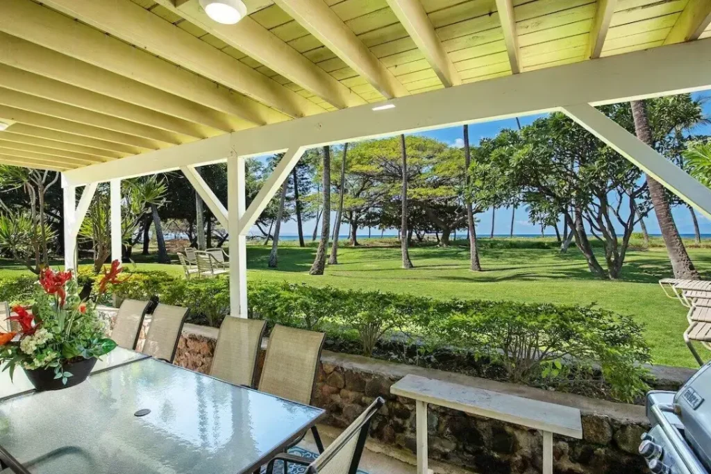 Large Lanai with over looking the property with BBQ to Beach