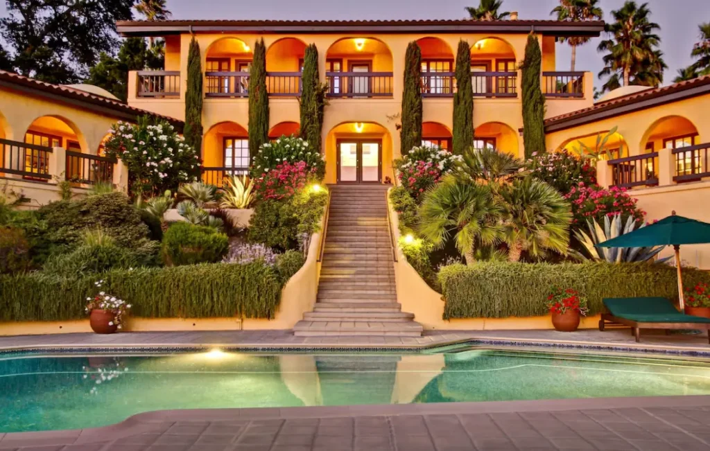 Dramatic entrance to the pool