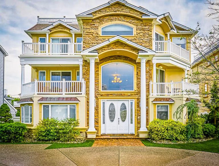 33 AMAZING Airbnb Mansions in the US (With Availability)