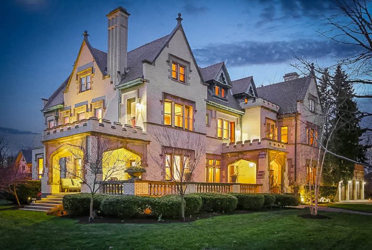 30+ Airbnb Mansions in America that You Can Rent Right Now