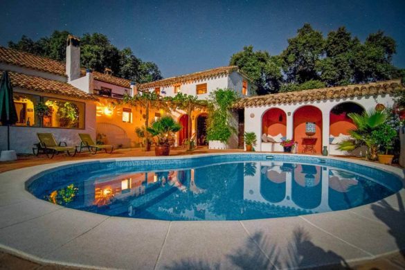 33 AMAZING Airbnb Mansions in the US (With Availability)