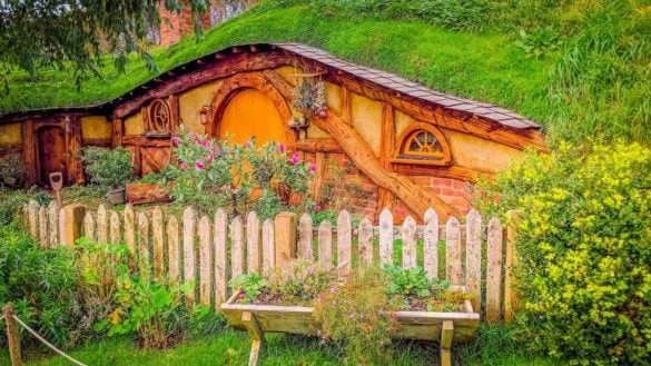 Hobbit House Airbnbs in the US featured image