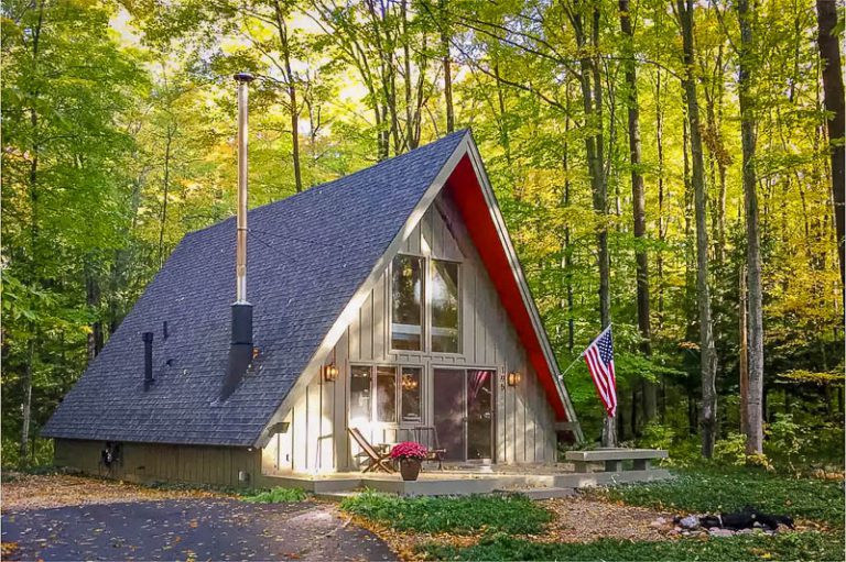 13 Best Airbnbs in Michigan Cabins, Lake Houses + More
