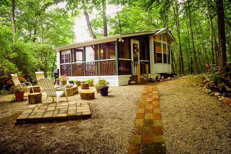 30+ Tiny House Airbnbs You Can Rent in the US (With Availability!)