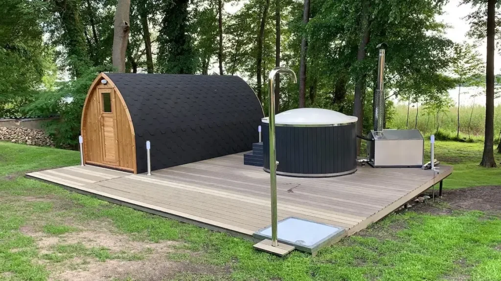 Outdoor spa tub