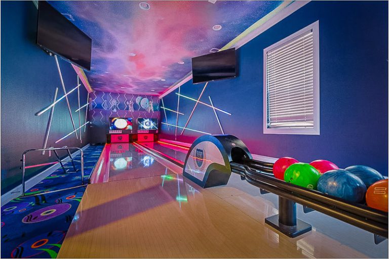 14 BEST Airbnbs with Bowling Alleys (2024)