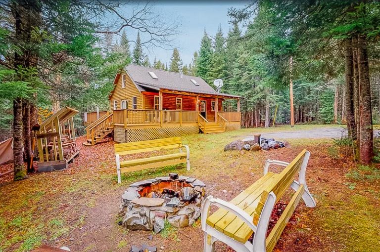 13 Cozy Cabin Rentals in Maine (With Availability)