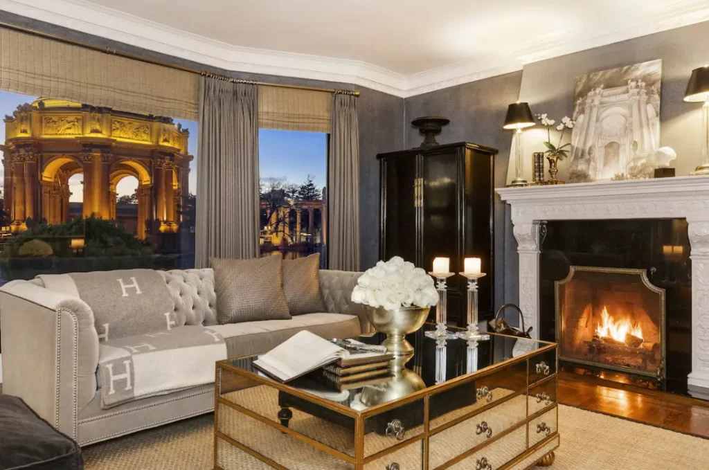 Living Room with stunning Palace views