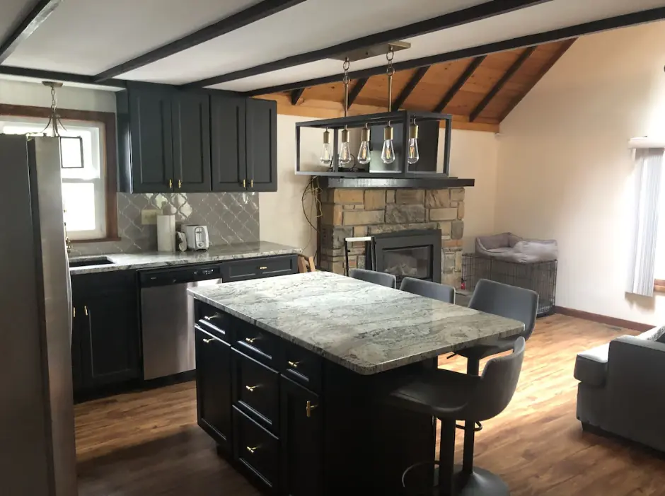 Beautiful lakefront home kitchen