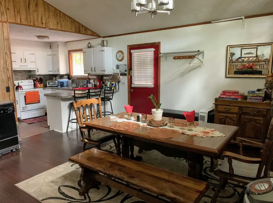 Cozy lakefront chalet kitchen and dining