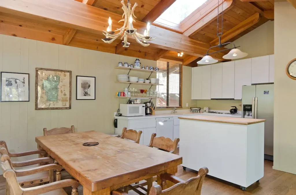 Fully equipped kitchen. Chandeliers on dimmers