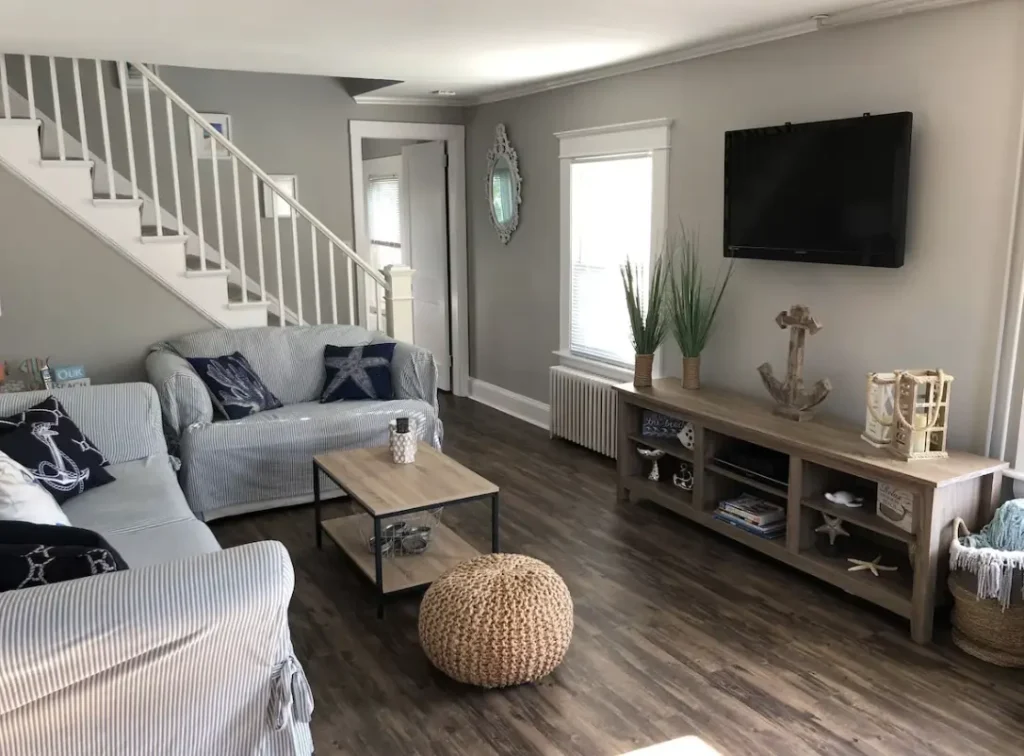 Living room with flat Screen TV, Xfinity HD TV, High Speed Wireless Internet