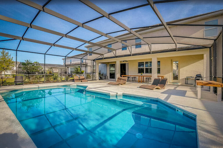 30+ Airbnb Mansions in America that You Can Rent Right Now