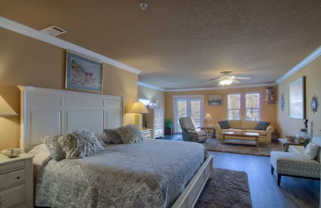 Third floor primary bedroom