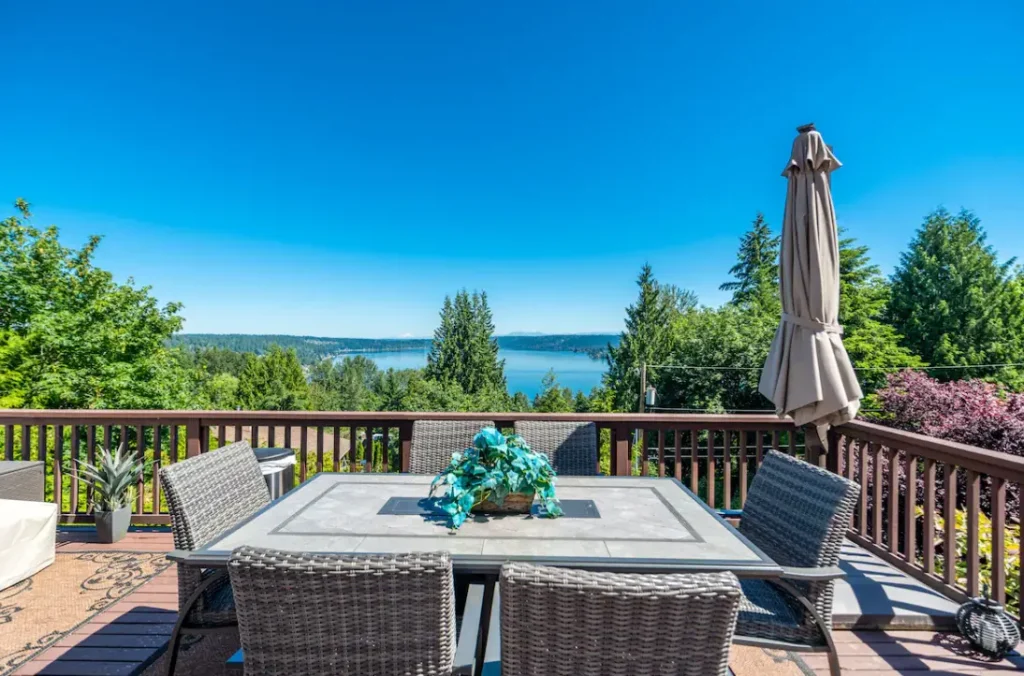Main floor deck & dining