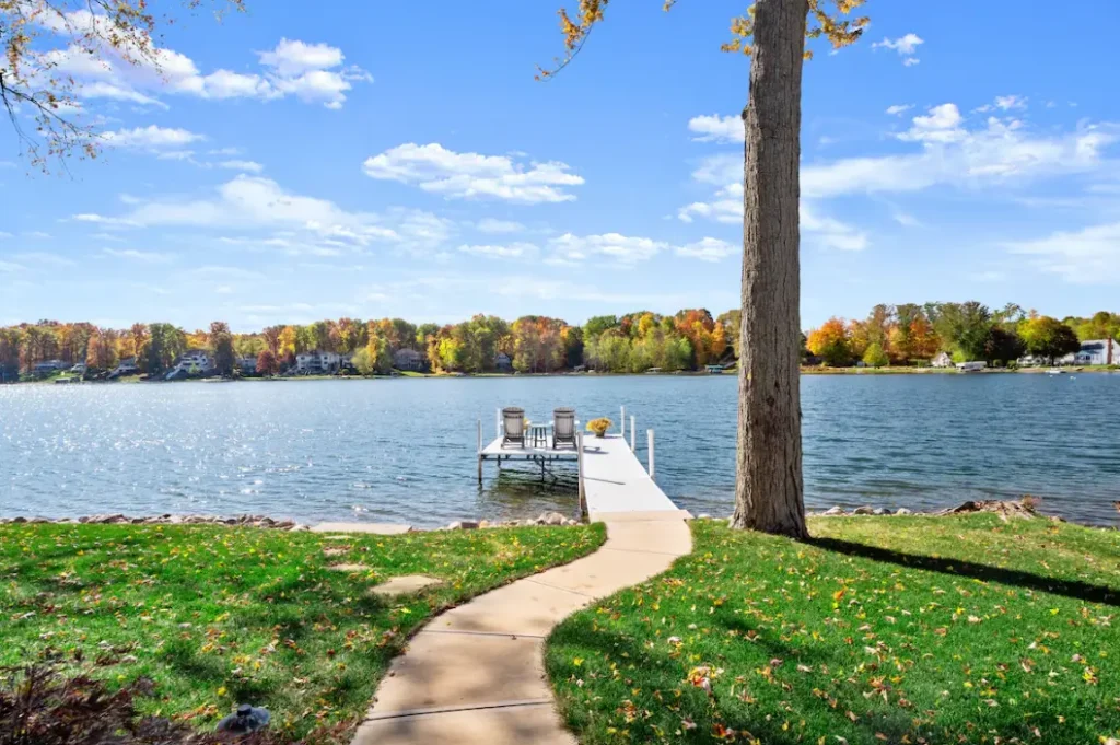 Lake Life! Great beach, 4ft off the shore, 10ft at pier. Perfect swimming
