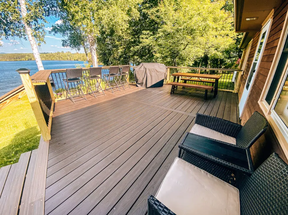Deck space, barbecue grill, outside seating/table