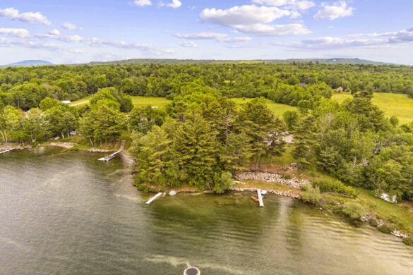13 Breathtaking Lake Houses You Can Rent in New England