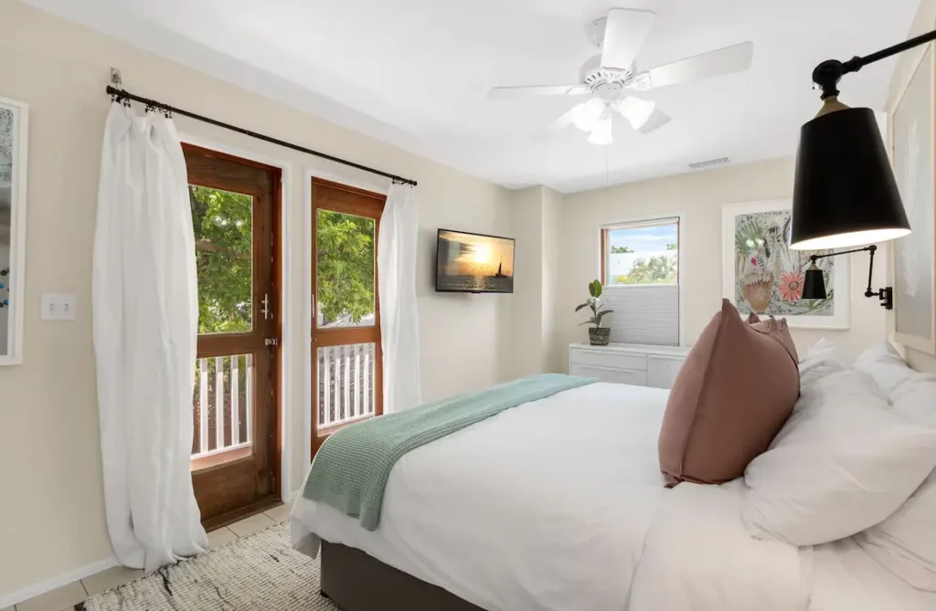 King room that opens up to a balcony