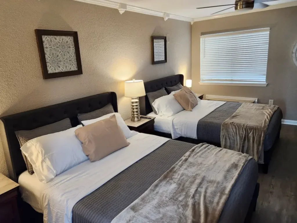 2 queen size beds with 50" smart TV & ceiling fan