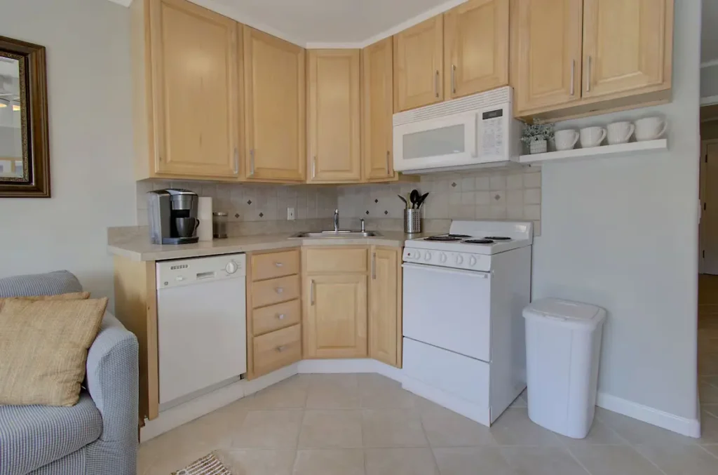 Full kitchen for those who sometimes like to eat in