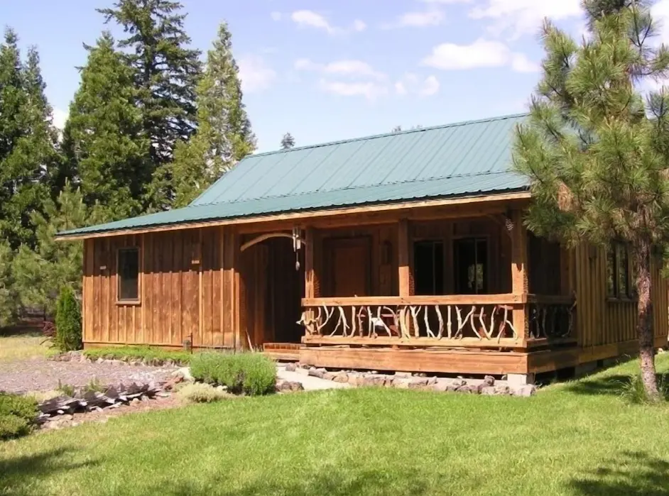 Red Blanket Cabin Near Crater Lake National Park