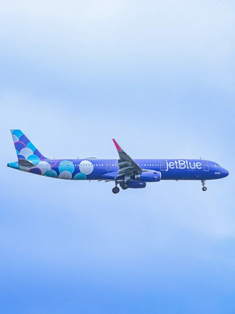 JetBlue Airbus A321 flying straight through a clear blue sky
