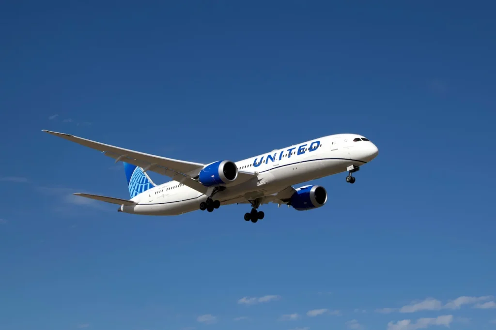 A United Airlines Boeing 787 Dreamliner commercial passenger airplane descending for landing