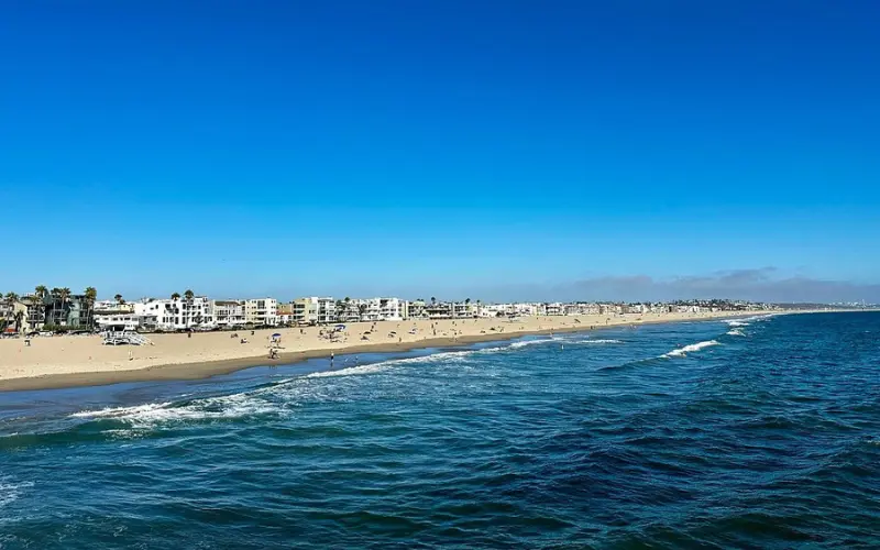 Wide sandy shoreline with ocean waves at Venice Beach, Los Angeles.