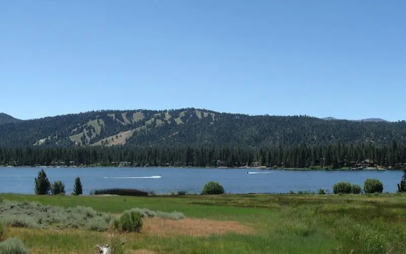 Boats travel across the water at Big Bear Lake.