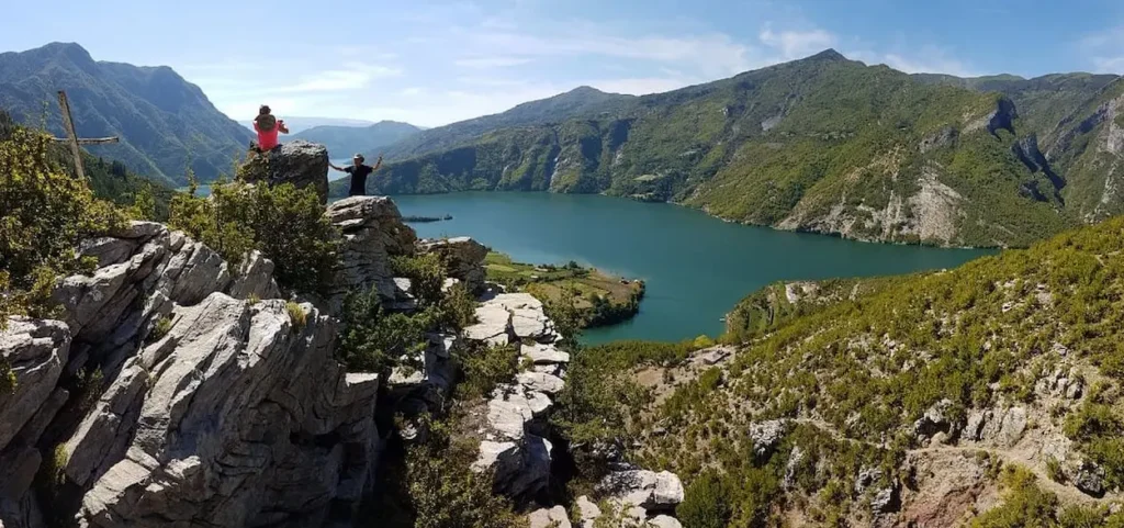 stunning Komani Lake
