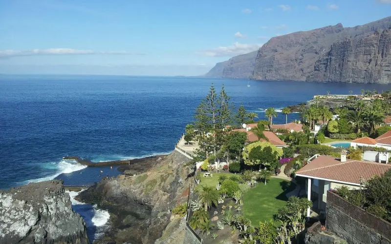Coastal cliffs and houses overlooking the ocean on La Gomera.