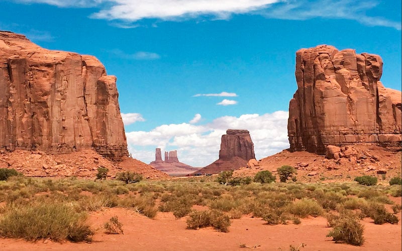 Monument Valley's mesas and buttes under the desert sun are iconic beauties that you shouldn't miss. 