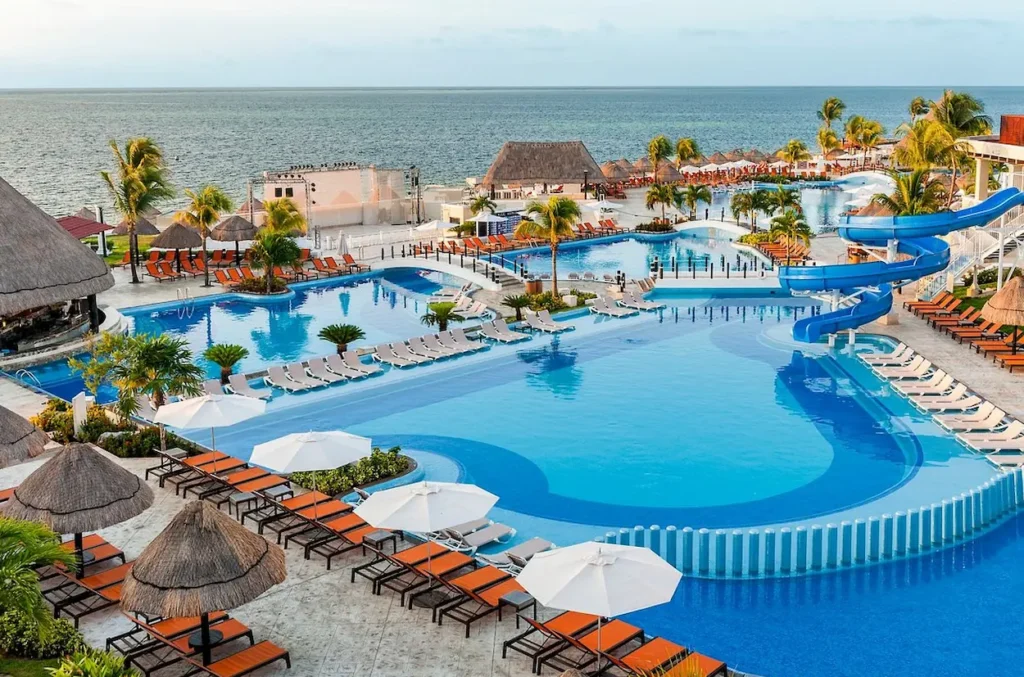Beachfront pool in Cancun