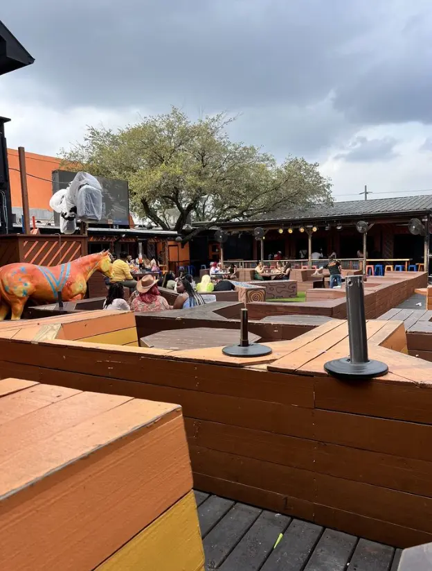 Outdoor dining at Kamp