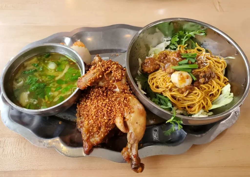 Garlic Chicken with Dry Egg Noodle