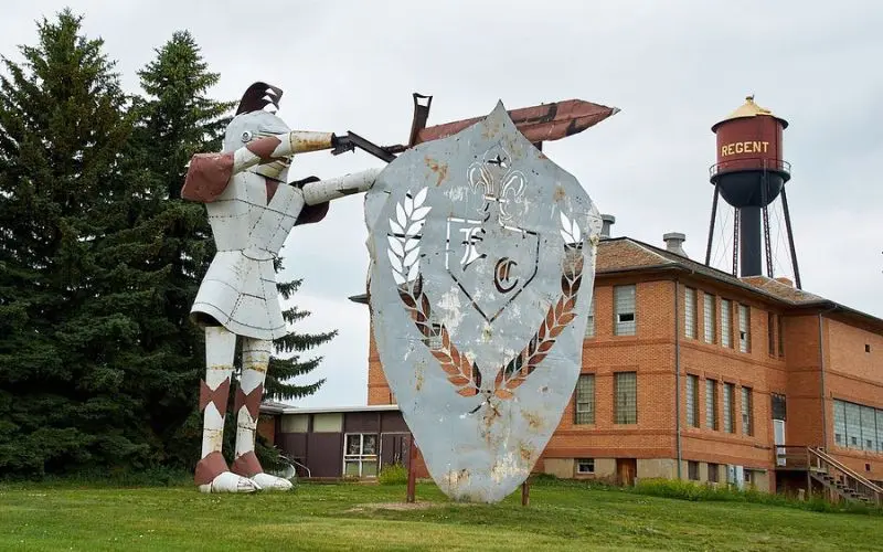 Large metal knight sculpture along the Enchanted Highway.